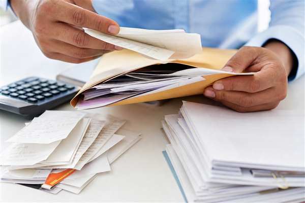 Documentos fiscais organizados sobre mesa